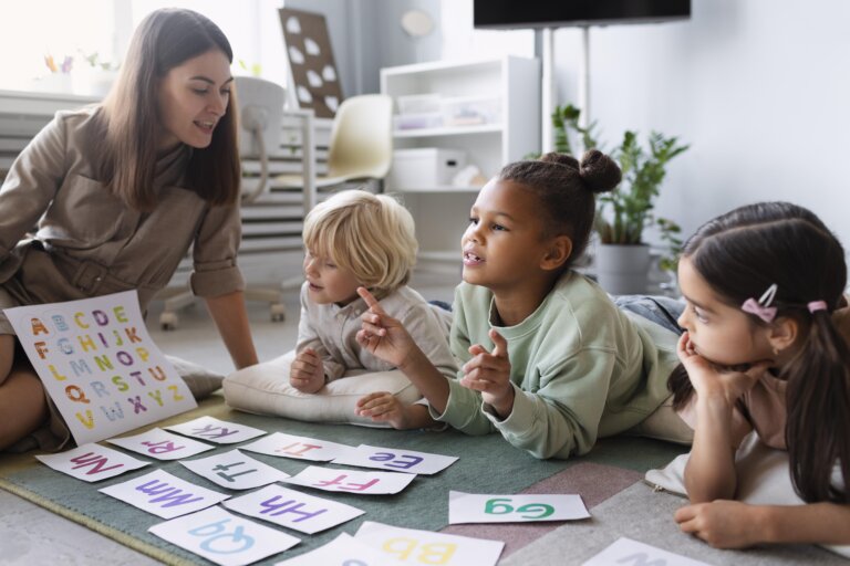 young woman doing speech therapy with children 768x512